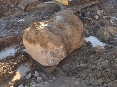 کشف آثاری از ستون تاریخی در منطقه «دوخواهران» نهاوند