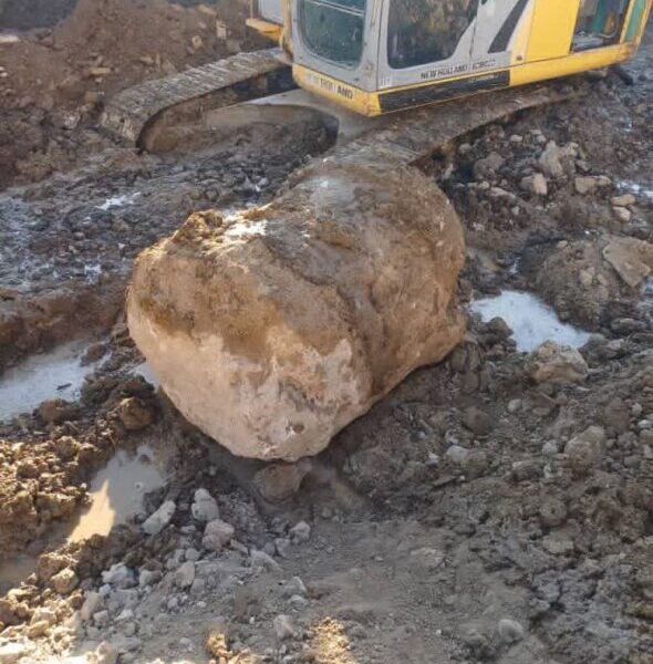 کشف آثاری از ستون تاریخی در منطقه «دوخواهران» نهاوند